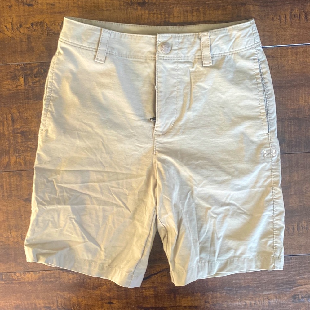 Under Armour Stretchy Bresthablr Kaki shorts